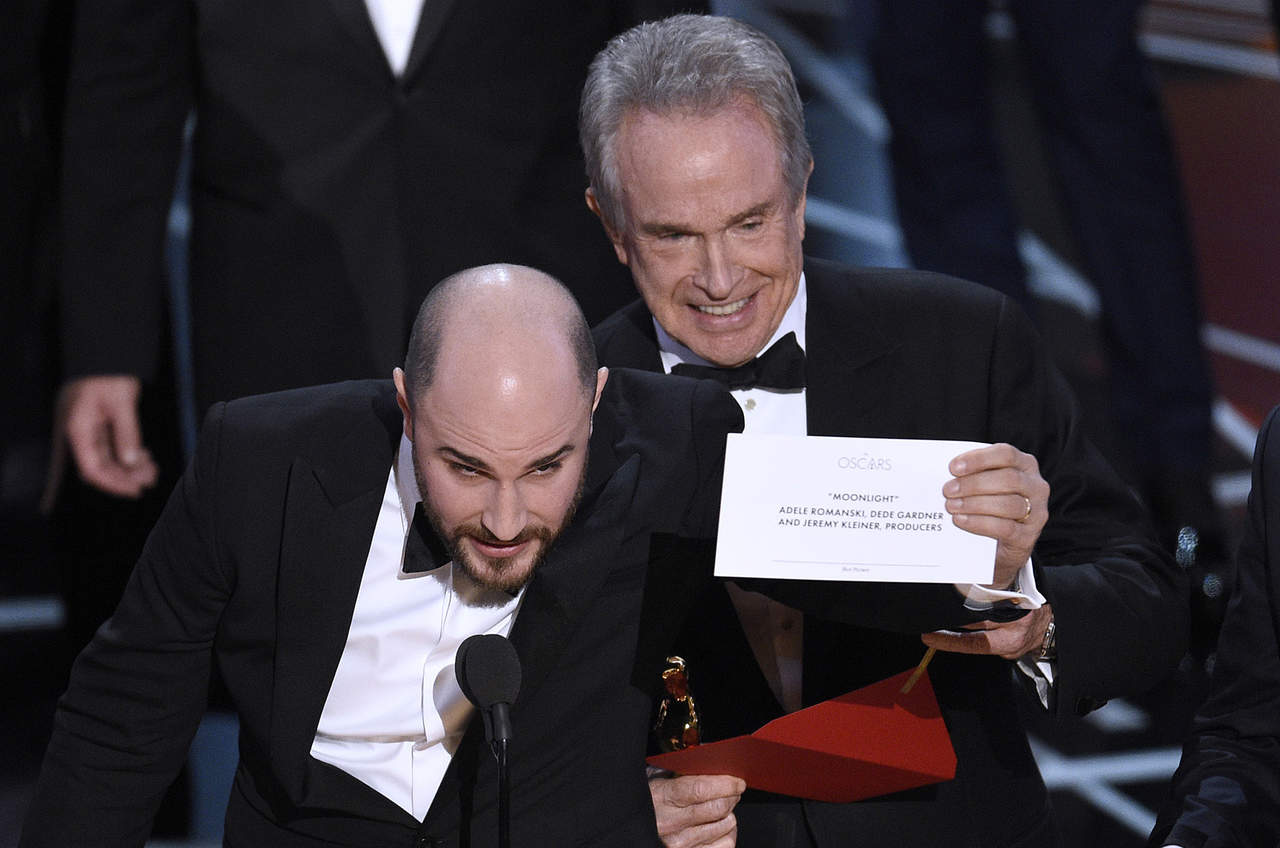 El error histórico en el anuncio de Mejor Película encabezó los momentos del Oscar. (AP)