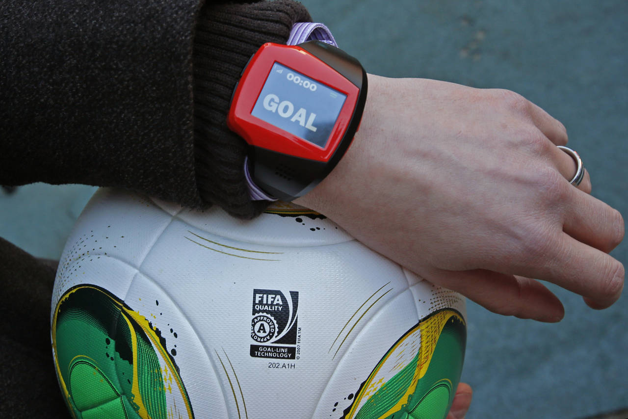 El reloj del árbitro ayuda a saber cuándo el balón rebasa la línea de gol. (AP)