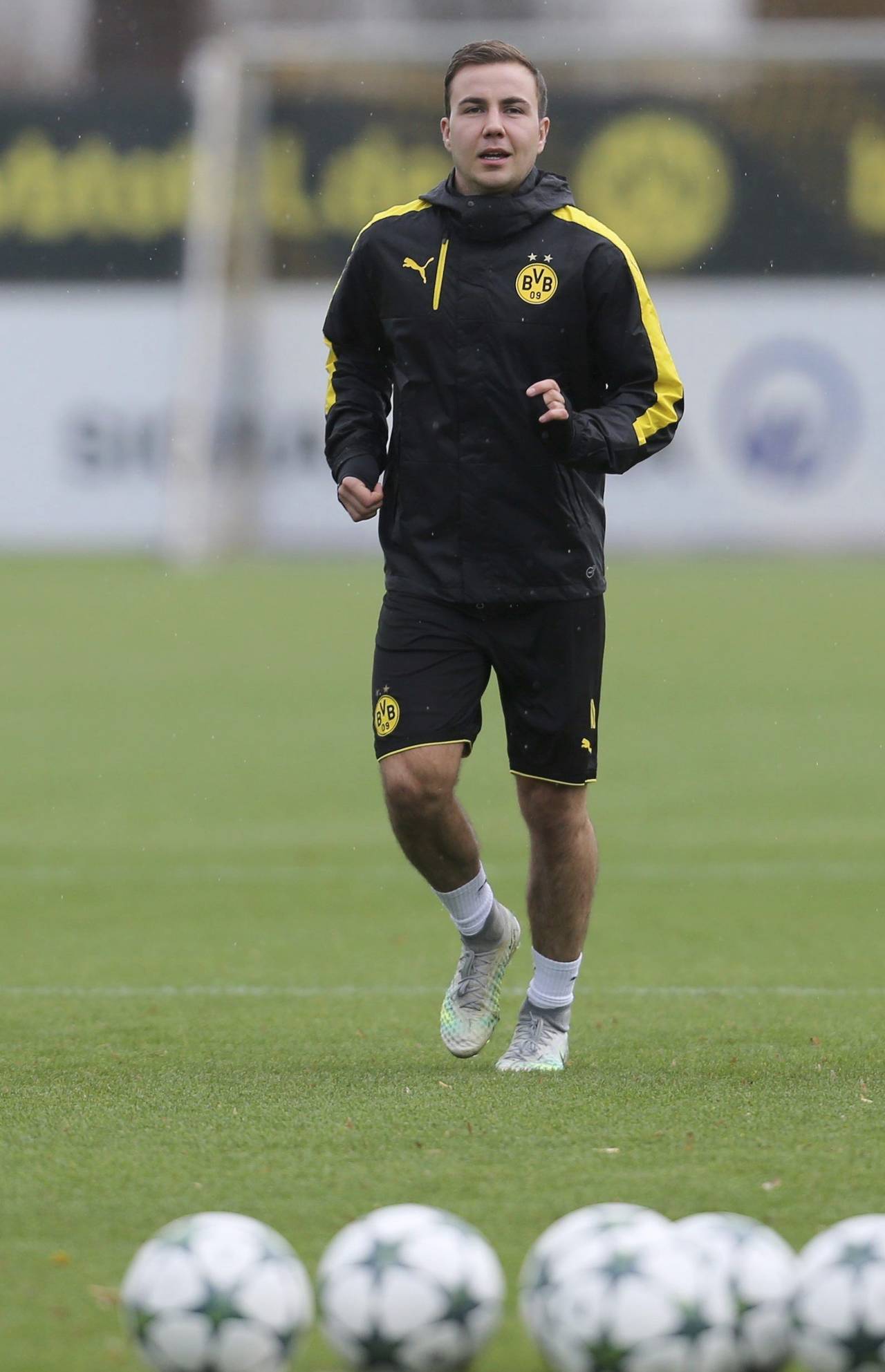 El jugador del Borussia Dortmund Mario Goetze asiste al entrenamiento. Goetze estará ausente por tiempo indefinido