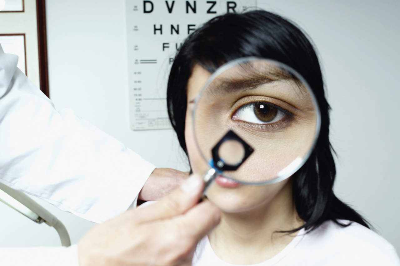 El implante Raindrop no devolverá al paciente la visión que tenía a los 20 años, pero reduce la necesidad de usar anteojos de lectura para enviar textos o correo electrónico. (ARCHIVO)