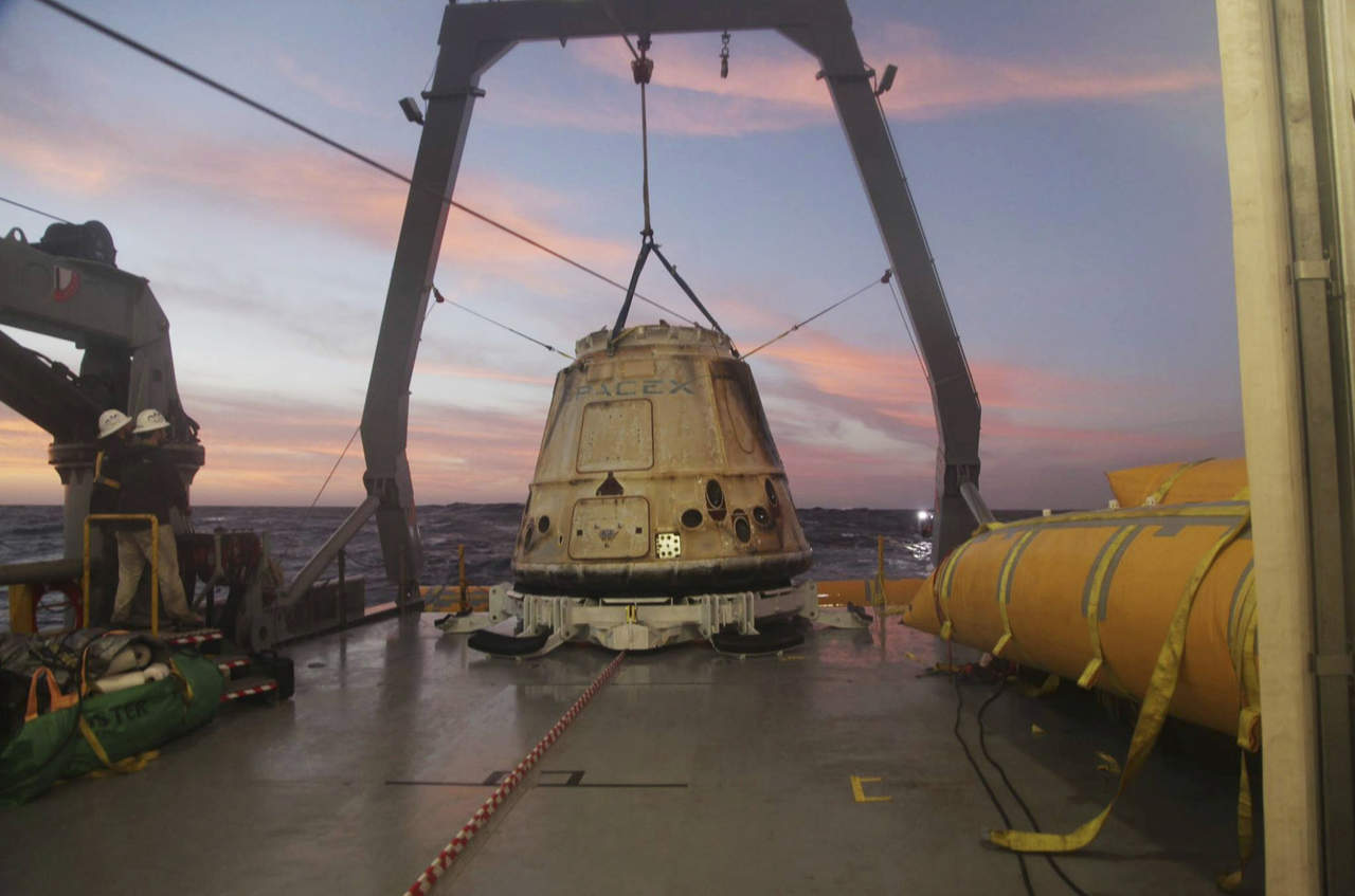 SpaceX ha realizado ya múltiples vuelos orbitales para reabastecer la Estación Espacial Internacional (EEI), utilizando naves automatizadas comandadas desde la Tierra, pero nunca ha transportado a seres humanos. (ARCHIVO)
