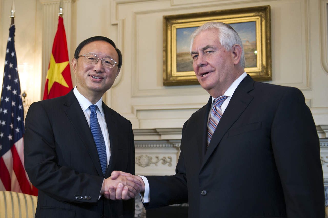 Tillerson se reunió en Washington con el consejero de Estado chino, Yang Jiechi, arquitecto de la política exterior del gigante asiático y quien este lunes mantuvo también un encuentro informal con el presidente Trump. (AP)