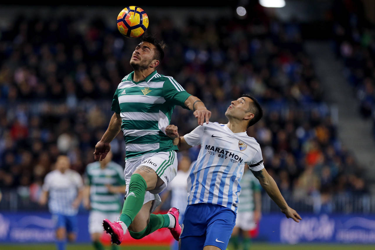 El equipo del Málaga sigue con problemas de descenso luego de la derrota sufría ante el Betis en la jornada 25 de La Liga. (EFE)