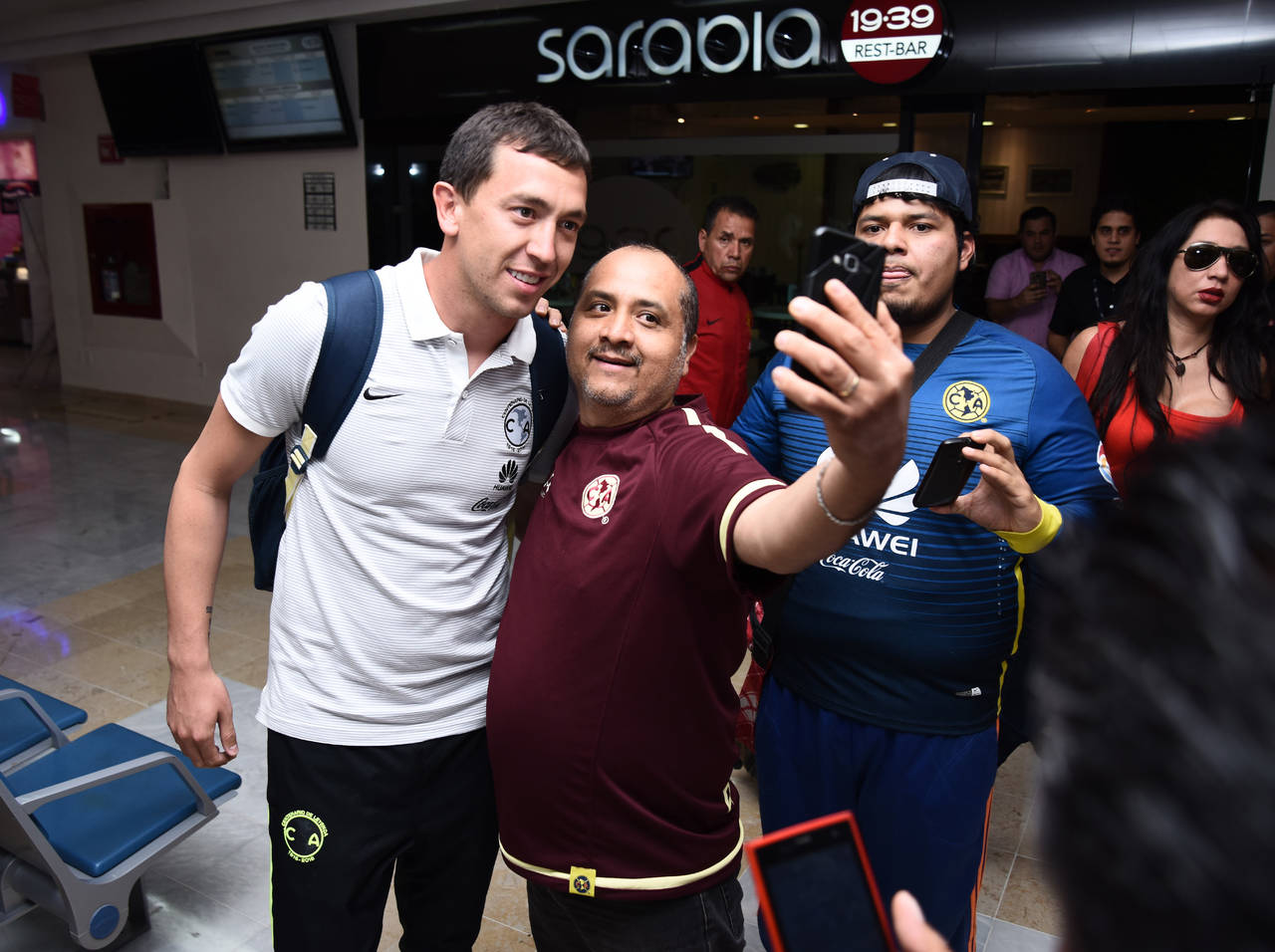 Agustín Marchesín se dio tiempo para tomarse fotografías con aficionados en el aeropuerto.  (Jesús Galindo)