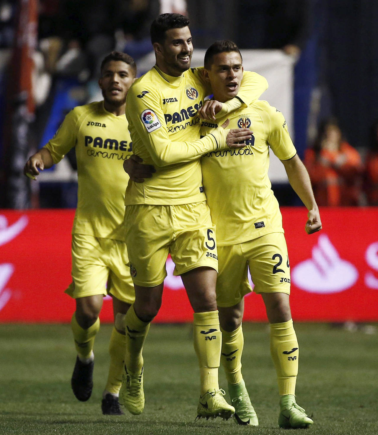 Santos Borré (d), anotó dos goles en el partido. (EFE)