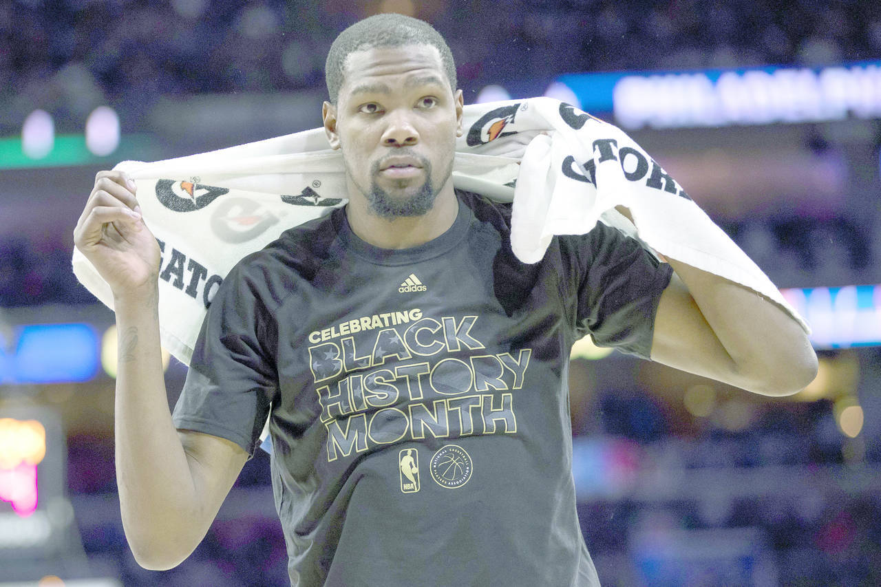 Aún no se sabe si Kevin Durant podrá jugar antes de los playoffs. (AP)