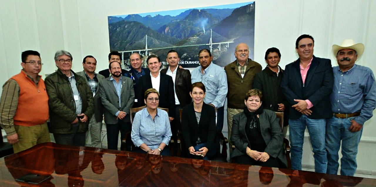 Reunión. El gobernador José Rosas Aispuro Torres se reunió con productores ganaderos.