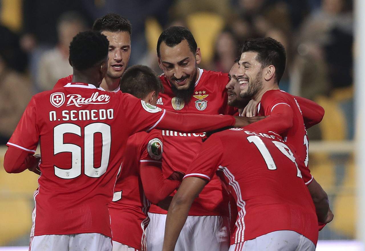 Benfica lidera la Primeira Liga de Portugal por un punto. (Archivo)