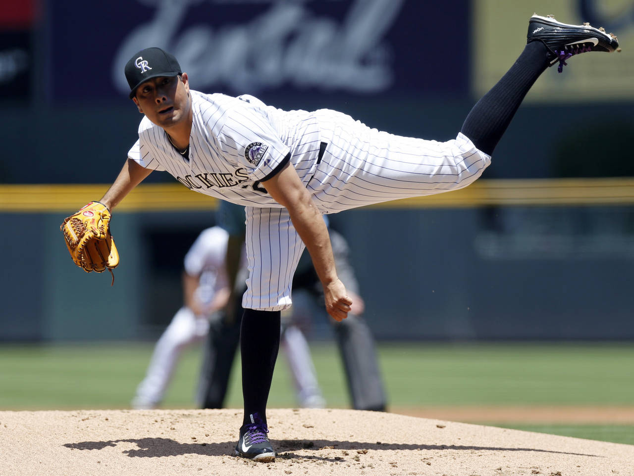 Luego de jugar las últimas nueve temporadas con los Rockies, De la Rosa busca un lugar en Arizona. (Archivo)