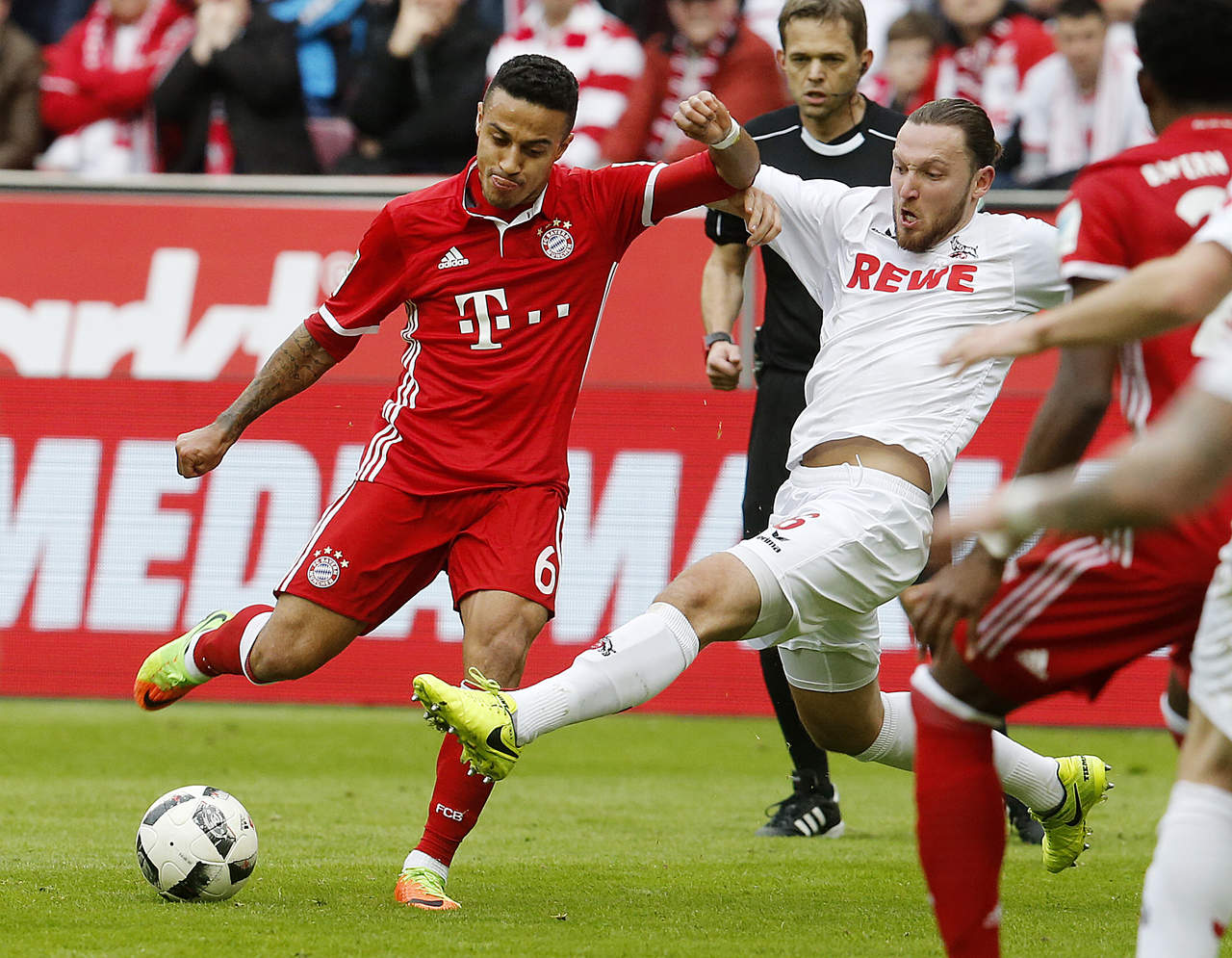 Bayern Munich derrotó 3-0 al Colonia y llegó a 56 puntos, ya le saca 7 unidades al Leipzig, segundo lugar del torneo. (AP)