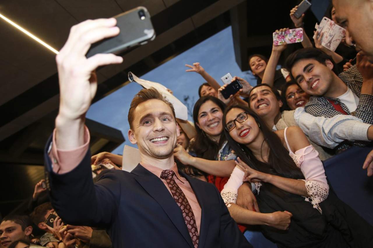 En tanto, Hiddleston, muy elegante con traje, corbata y camisa de tonos rosados, se entretuvo tomándose fotos y recibiendo varios regalos de los fans, especialmente mujeres. (TWITTER)