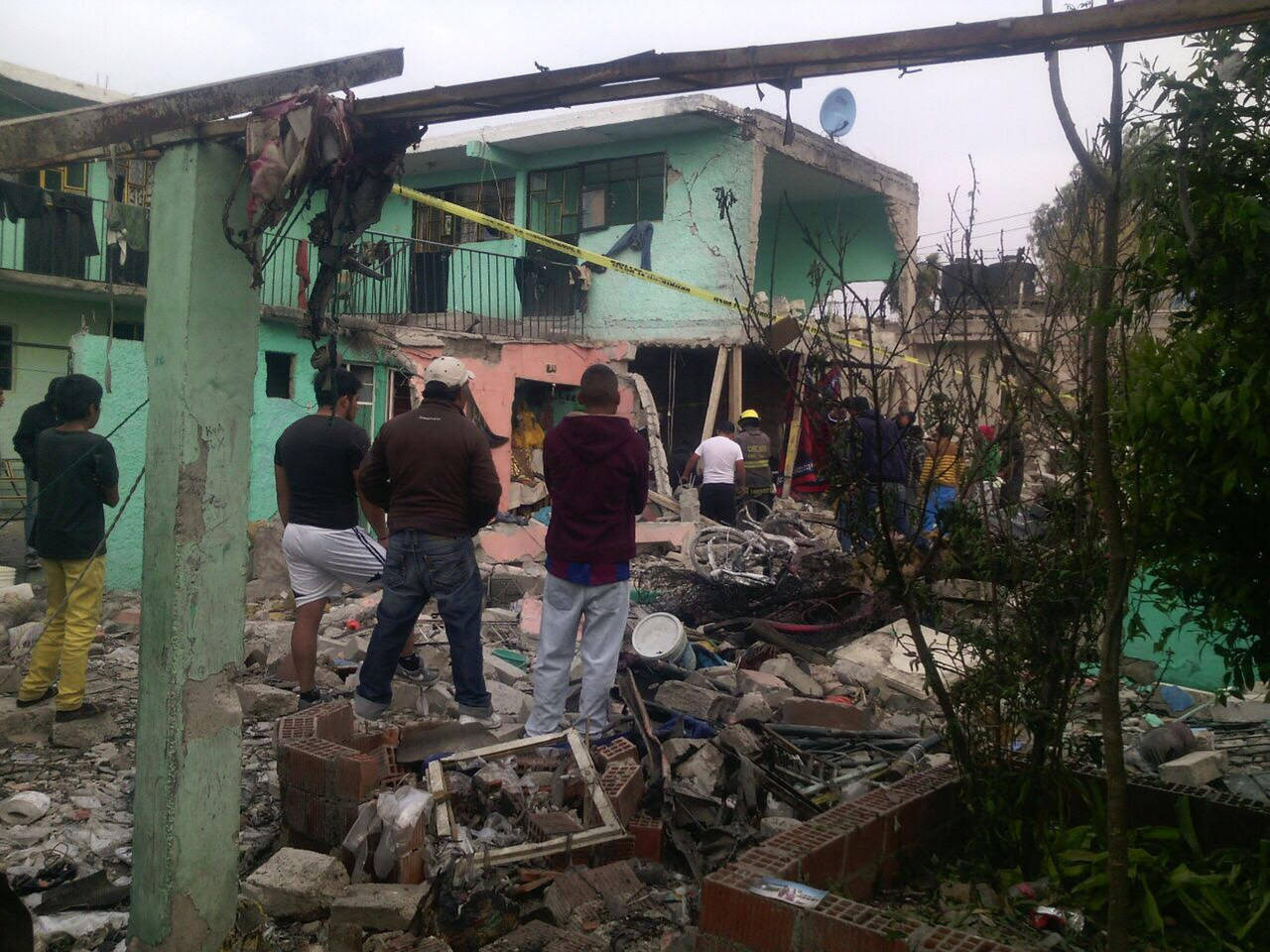 Trágico. En el sitio del accidente se reunieron unos 200 colonos. Algunos apoyaron a los bomberos.