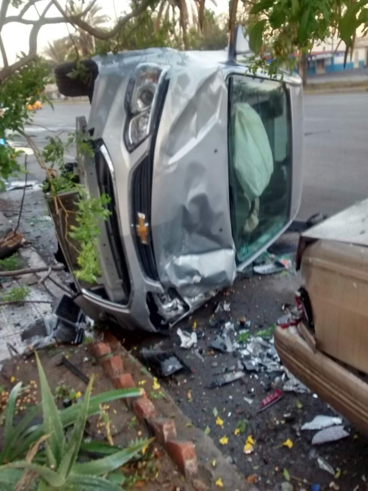 El primer accidente se registró a las 07:00 horas en bulevar Independencia y calle Cepeda, cuando el chofer de un automóvil tipo Sonic, perdió el control del volante y se volcó en un costado. (EL SIGLO DE TORREÓN)