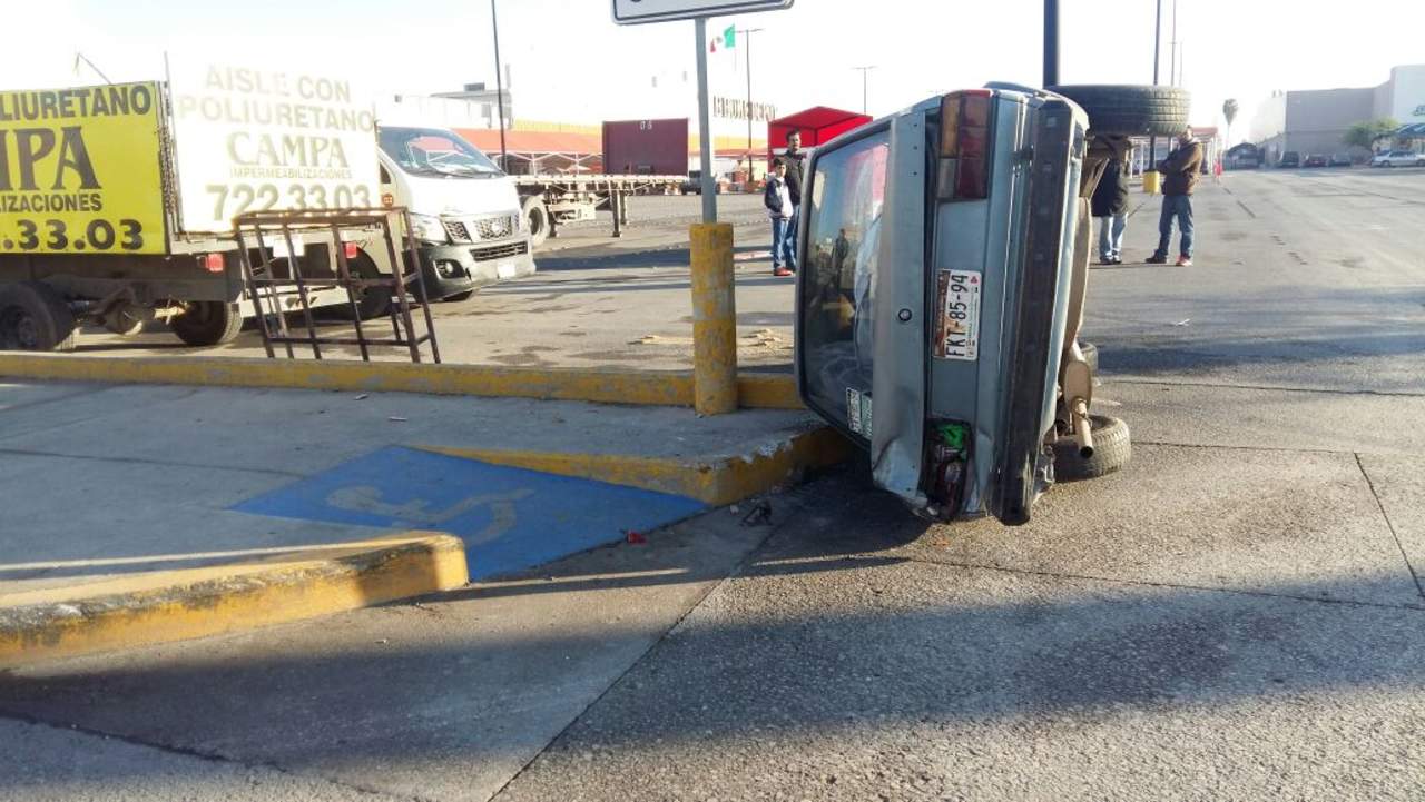 El segundo percance ocurrió 25 minutos después, cuando una camioneta tipo Urvan impactó la parte trasera de un Volkswagen Atlantic, mismo que volcó justo en la entrada de un centro comercial del Diagonal Reforma y calle Zacatecas. (EL SIGLO DE TORREÓN)