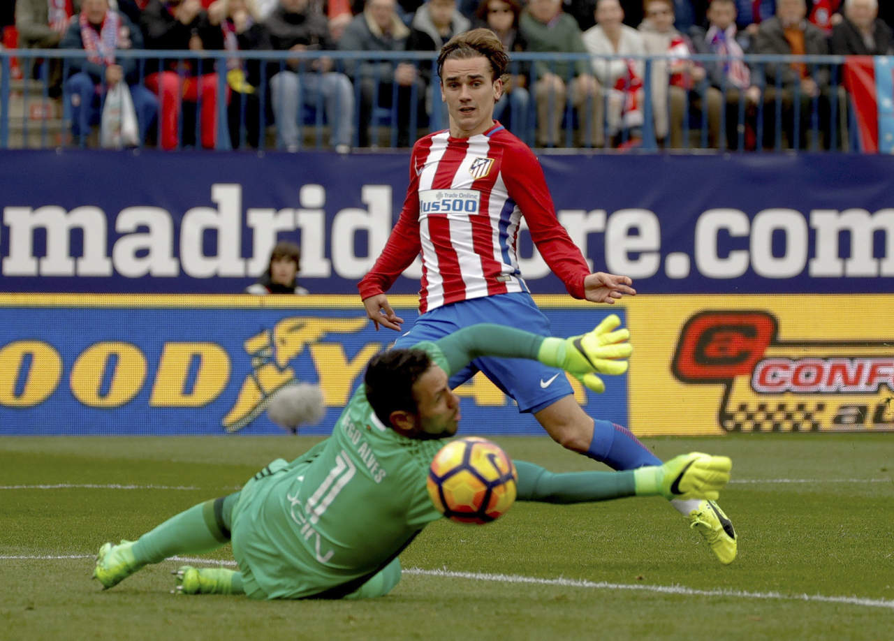 Antoine Griezmann fue la figura del partido al anotar dos de los tres goles del Atlético de Madrid. (EFE)