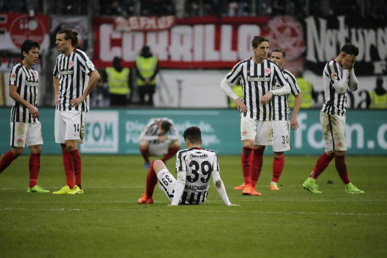 Eintracht Frankfurt ligó su cuarta derrota en fila y ya ocupa el sexto lugar de la clasificación. (EFE)