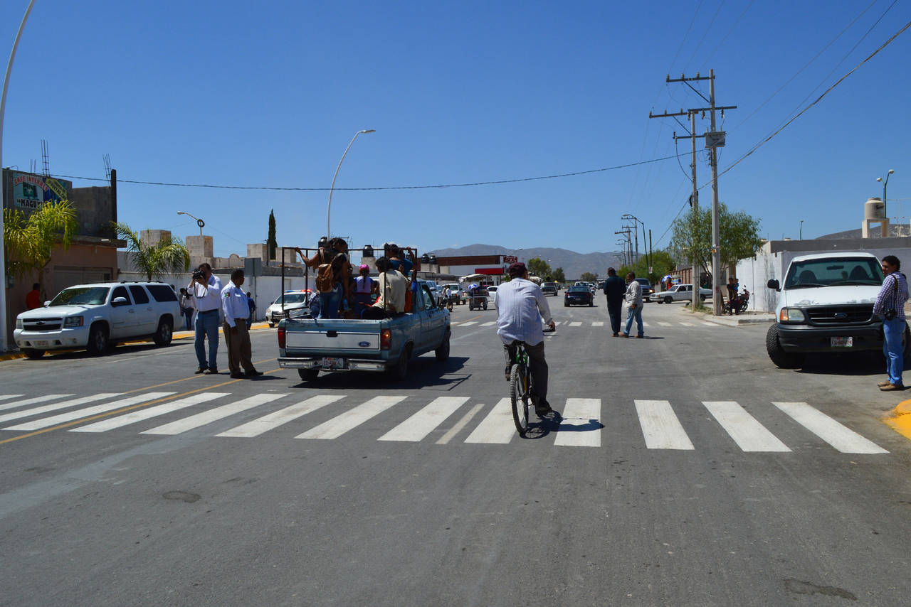 Obras. Se trabaja en dos frentes, la parte de la urbanización de la calzada y las redes de agua. (EL SIGLO DE TORREÓN)