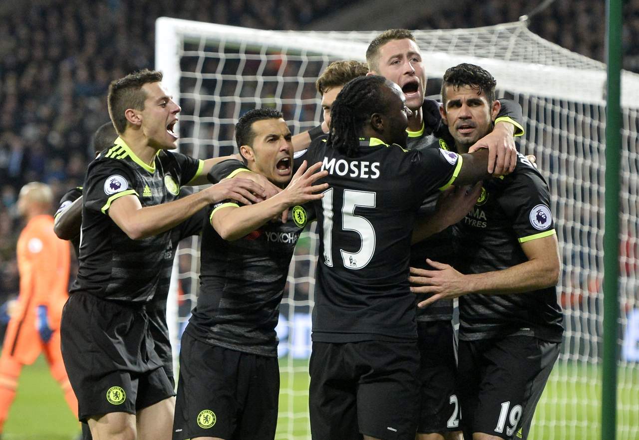 Chelsea derrotó como visitante 2-1 al West Ham y llegó a 66 puntos, diez más que el Tottenham, segundo lugar de la competencia. (EFE)