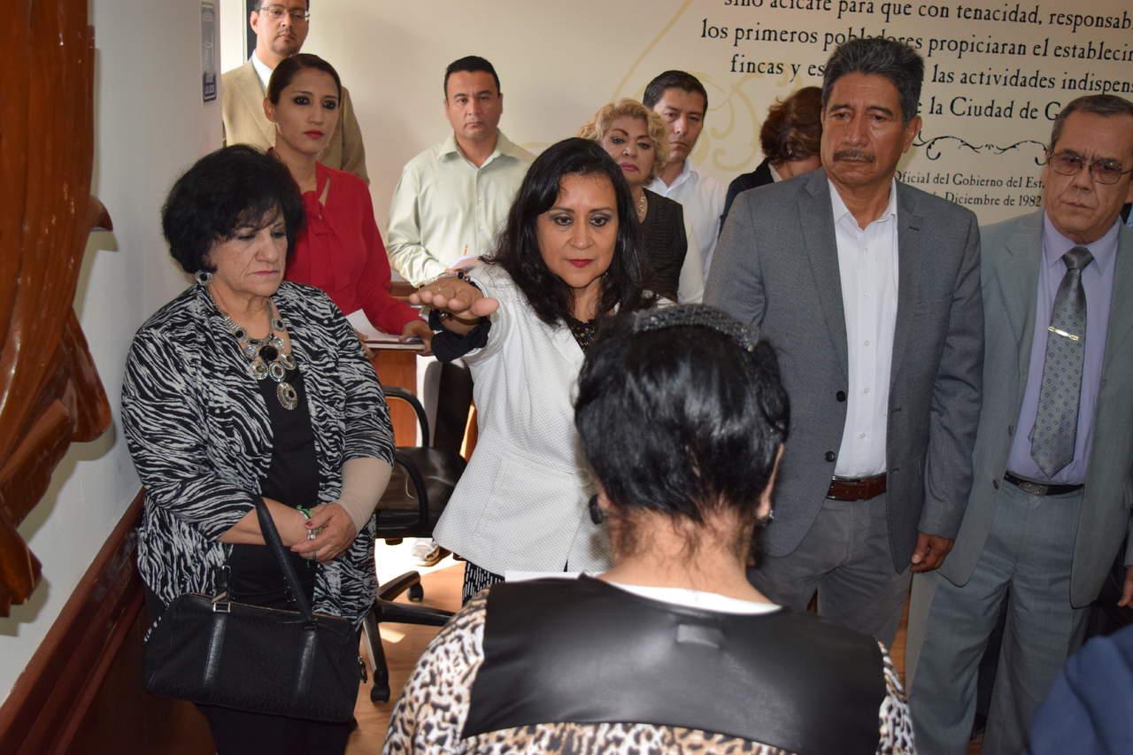 Tras el acuerdo de los ediles, la presidenta del DIF, Vilma Ale de Herrera le tomó la protesta a la nueva directora. (EL SIGLO DE TORREÓN)