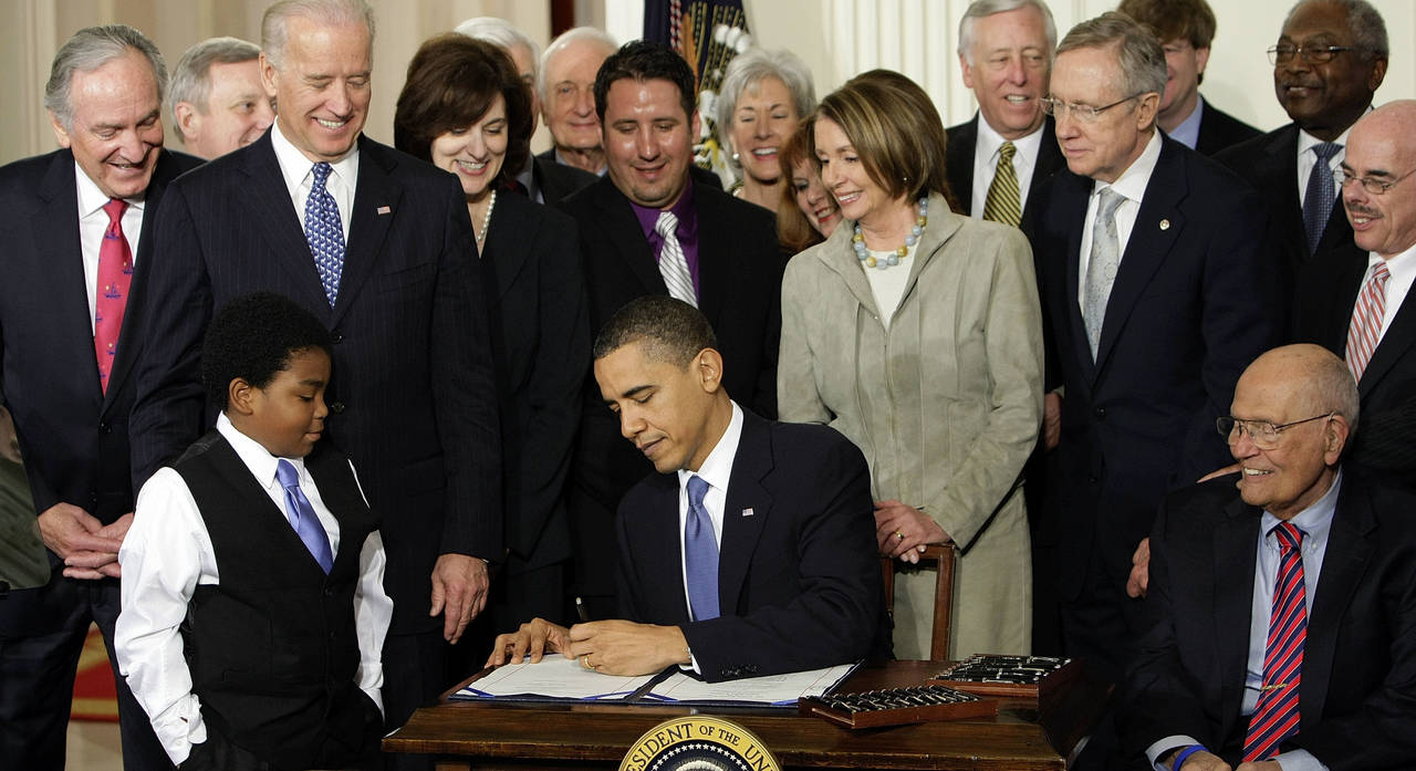 Eliminan. El 23 de marzo de 2010, Barack Obama firmó la Ley de Cuidados Accesibles conocida como Obamacare.