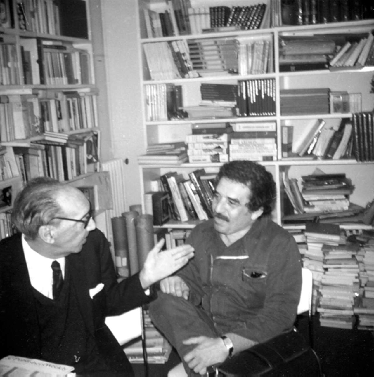 Juan Carlos Onetti y Gabriel García Márquez en la agencia literaria de Carmen Balcells (Barcelona, 1980). Foto: Dolly Onetti