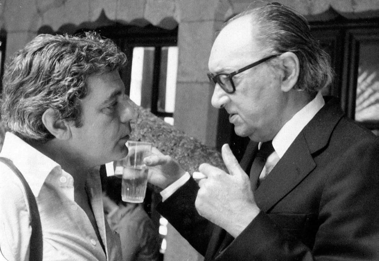 Juan Carlos Onetti conversando con Juan Marsé, Gran Canaria (1980). Foto: Dolly Onetti