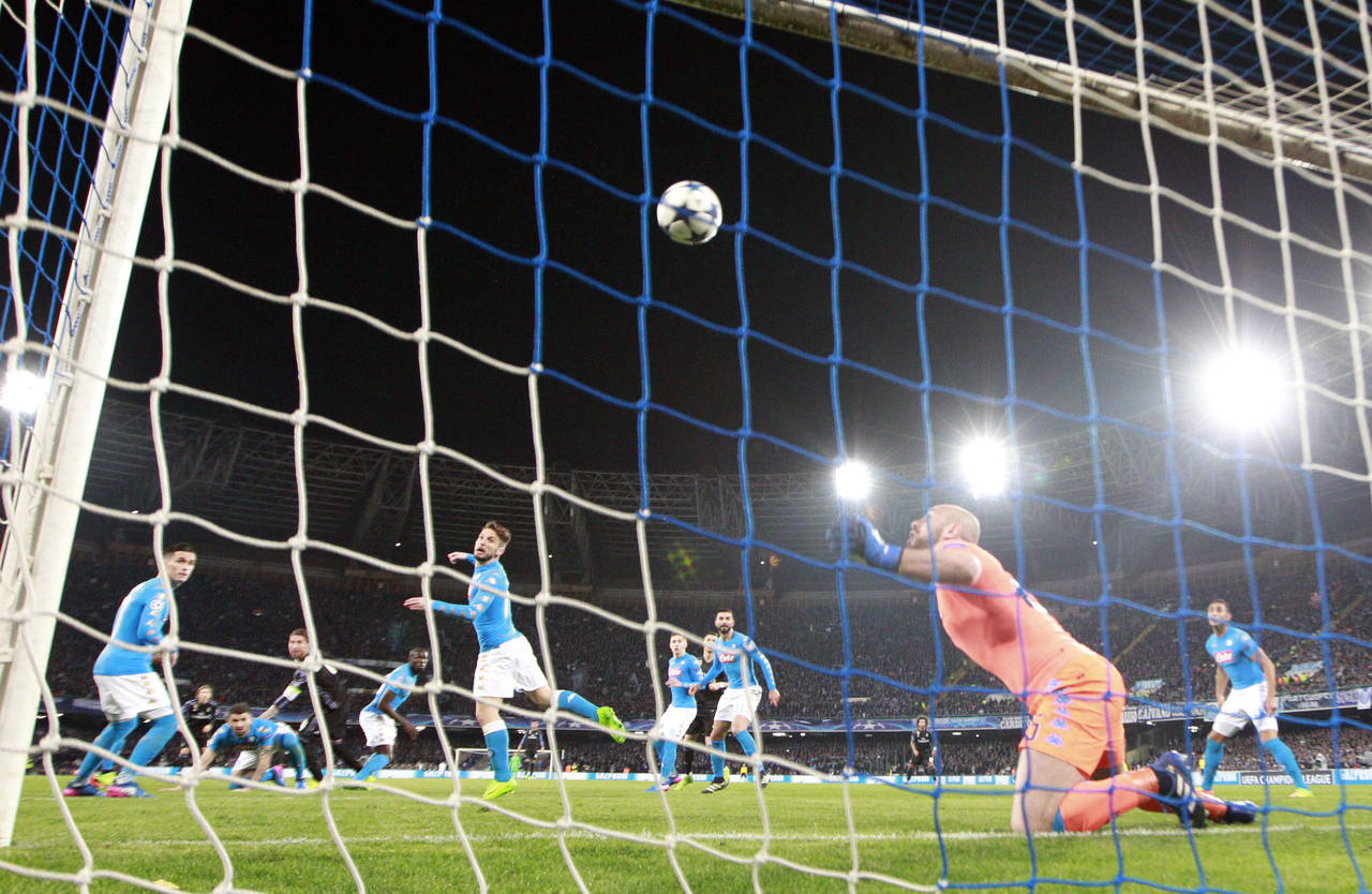 En el segundo gol de Sergio Ramos, un defensa del Napoli desvía el balón que ya traía dirección de portería. (AP)