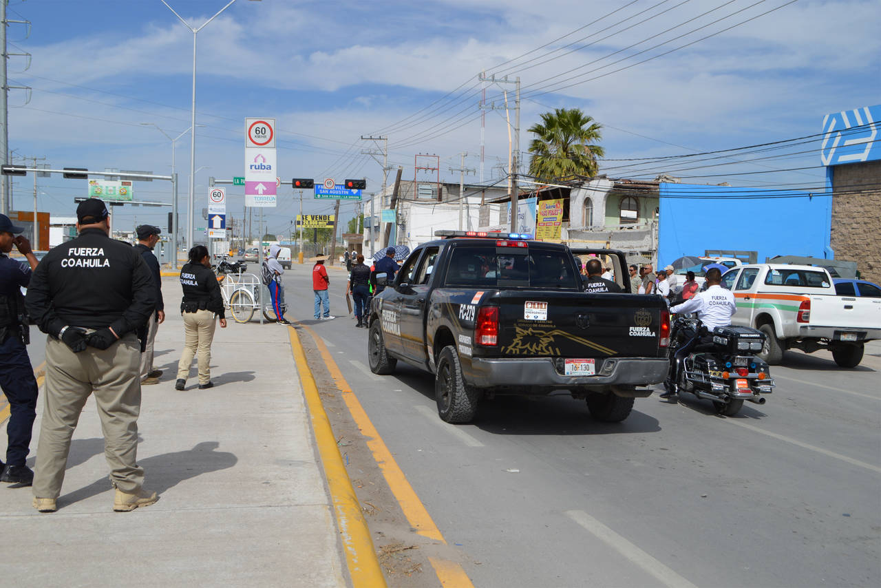 Acuden. Fuerza Coahuila acudió ante el reporte de los altercados que tuvieron los manifestantes con los choferes de vehículos.