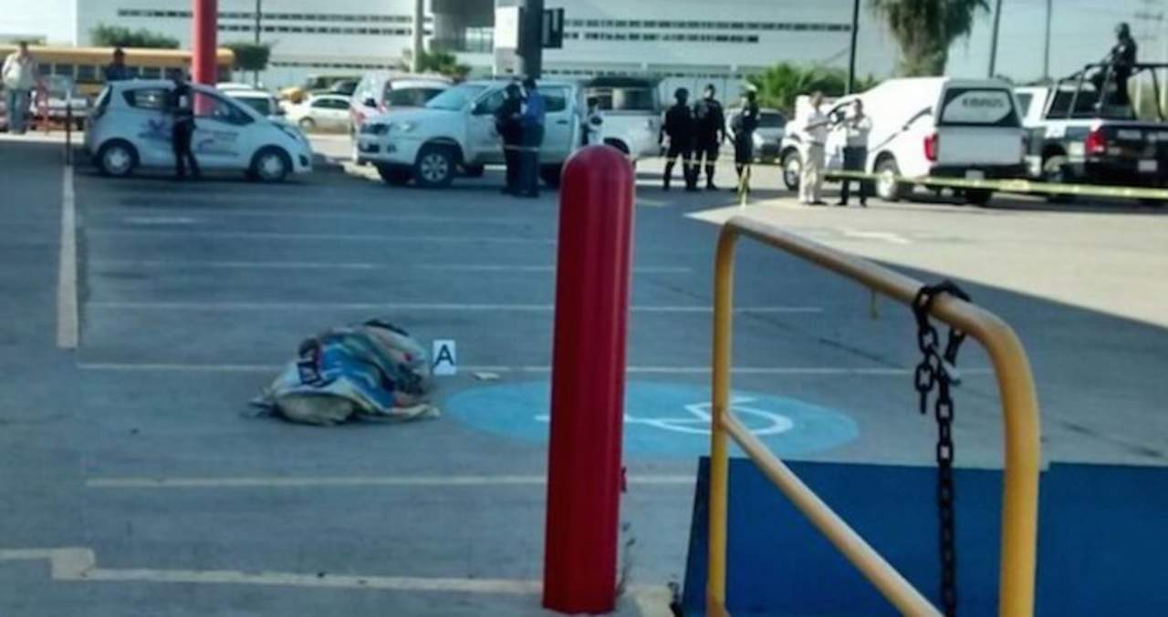 Su cadáver, atado de pies y manos, envuelto en una lona, fue colocado por desconocidos en el estacionamiento de un centro comercial. (TWITTER)