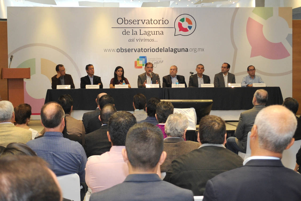 Participantes. Empresarios y representantes de organismos civiles presentaron el Observatorio de La Laguna, que ofrece una radiografía de la calidad de vida de la región. (Ramón Sotomayor)