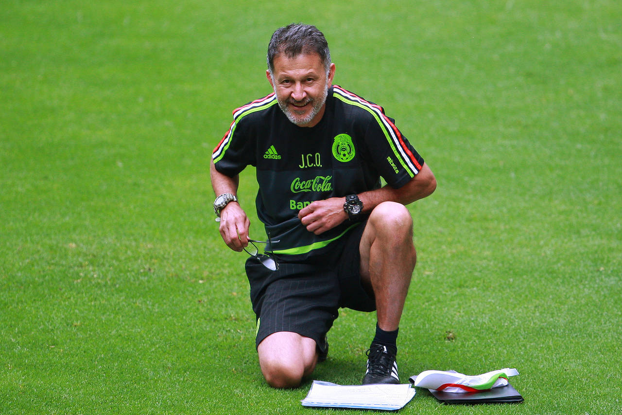 Tras observar a los jugadores mexicanos que militan en Europa, Juan Carlos Osorio, técnico de la Selección Mexicana, está observando cómo trabaja Jorge Sampaoli con el Sevilla. (Archivo)