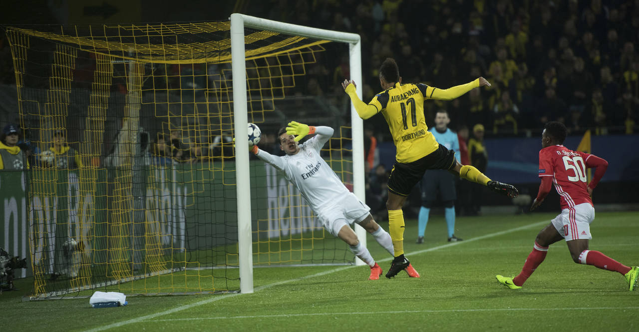 Pierre Emerick Aubameyang (17) anotó de cabeza el primer tanto del Borussia Dortmund. Dortmund avanza tras goliza