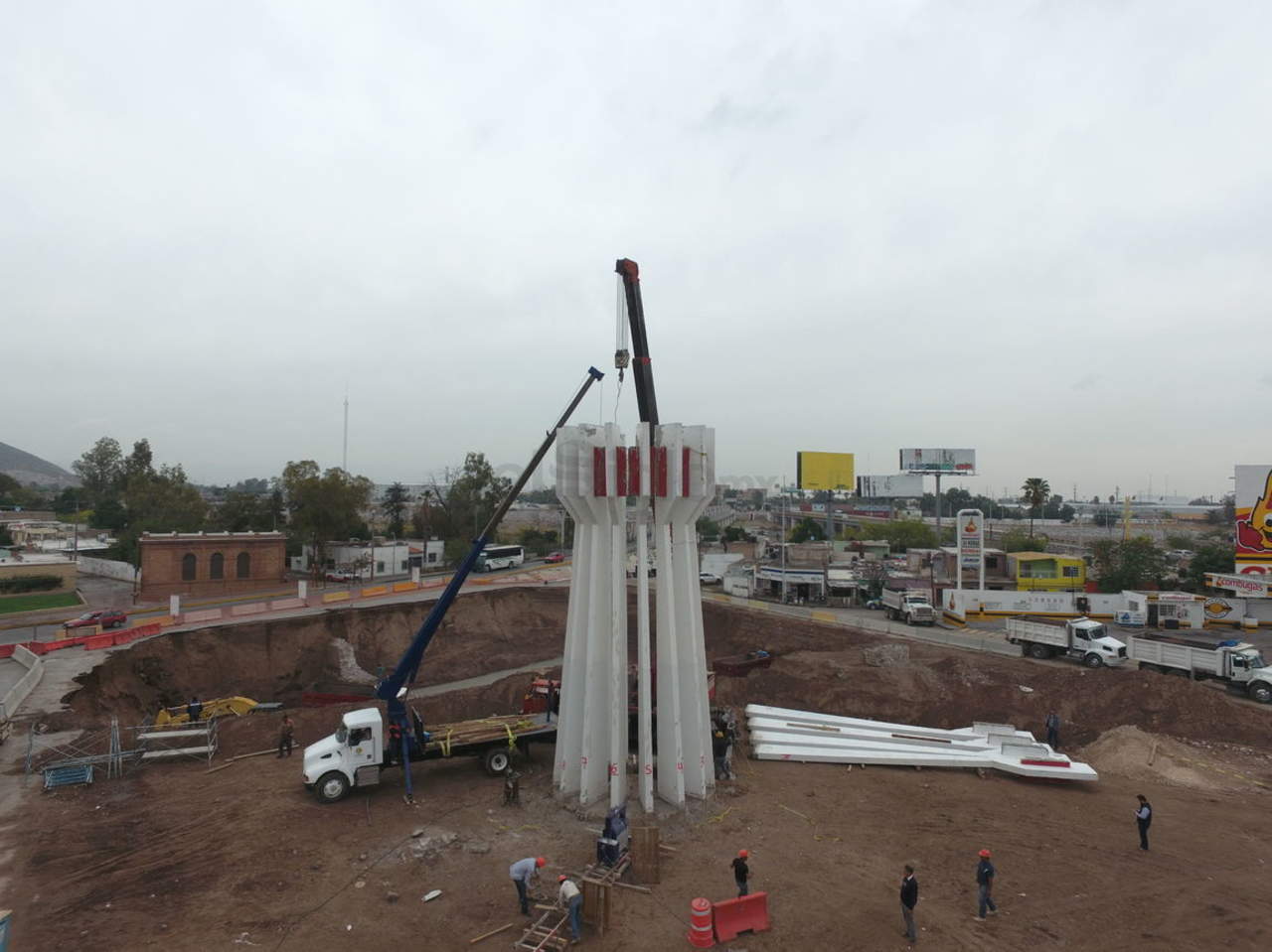 Desmontan columnas de monumento al Torreón