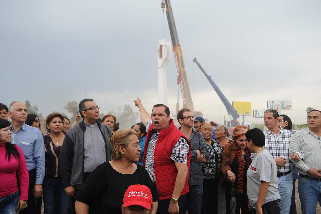 Caen las últimas piezas del Torreón; decenas protestan