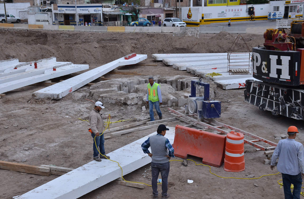 Nada.- En la tarde, así quedó vacía la base donde estaba el monumento al Torreón. Seguirán las excavaciones de la terminal. (Fernando Compeán)