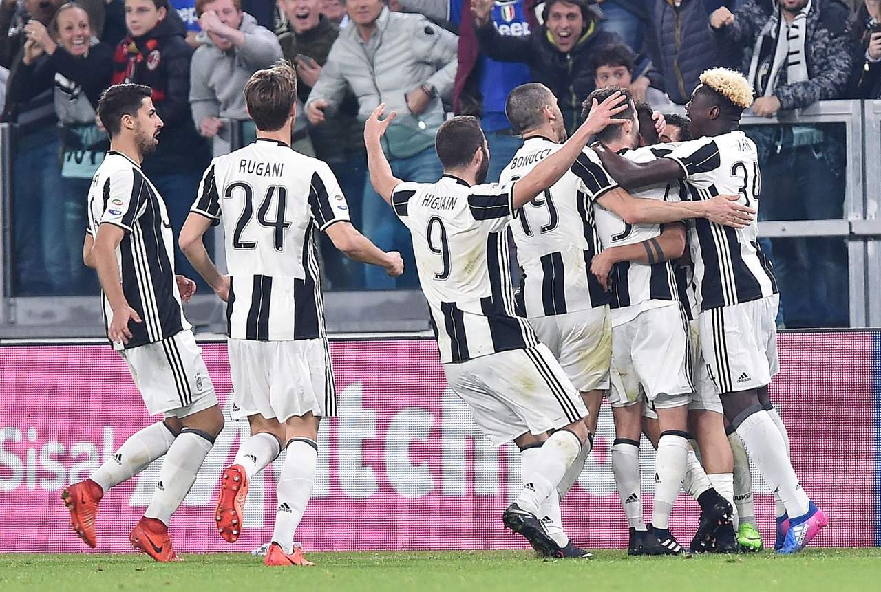 Los jugadores de la Juventus celebran con Paulo Dybala luego que el argentino marcó de penal el tanto de la victoria luego de más de seis minutos de reposición. (EFE)