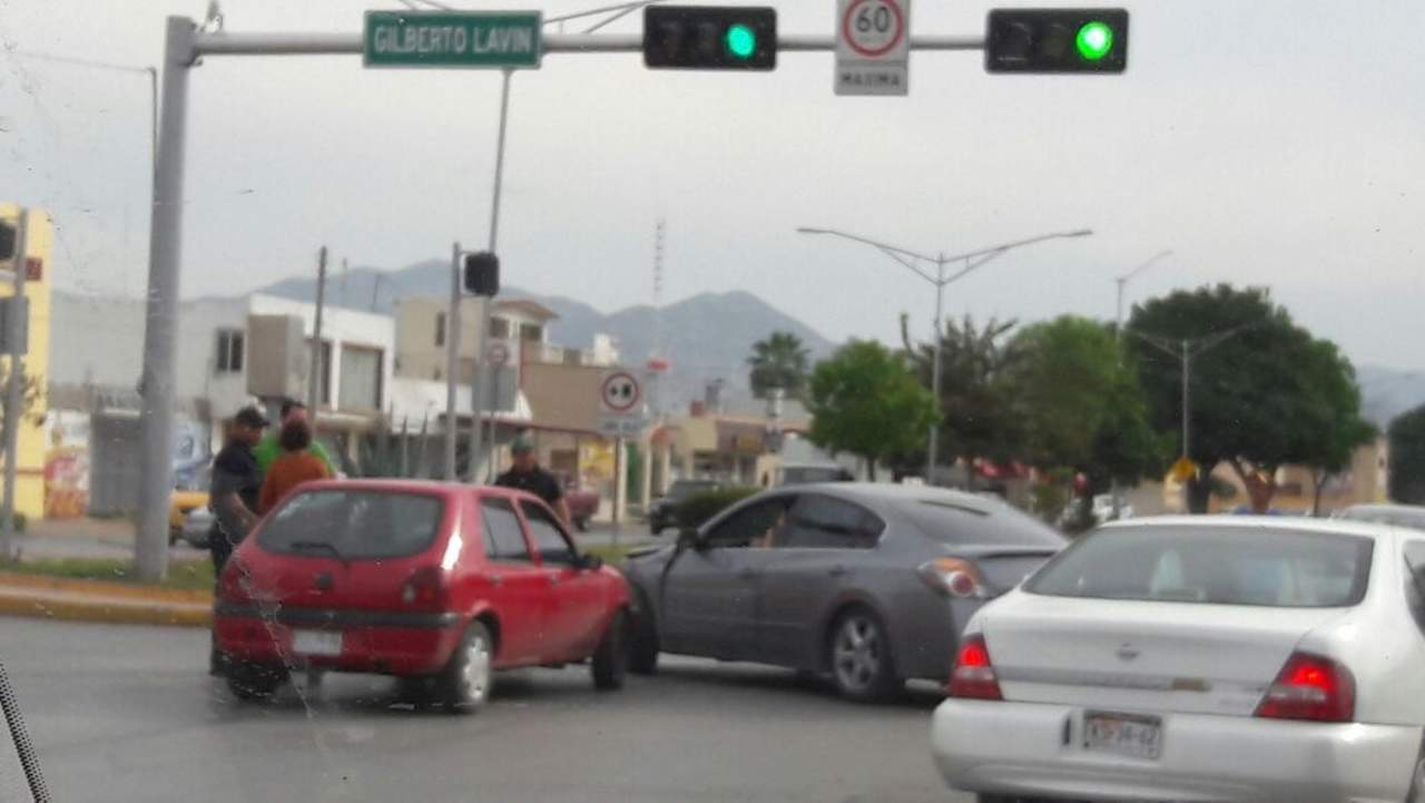 Los conductores de ambas unidades alegaron contar con luz verde en el semáforo al momento del percance. (ESPECIAL)
