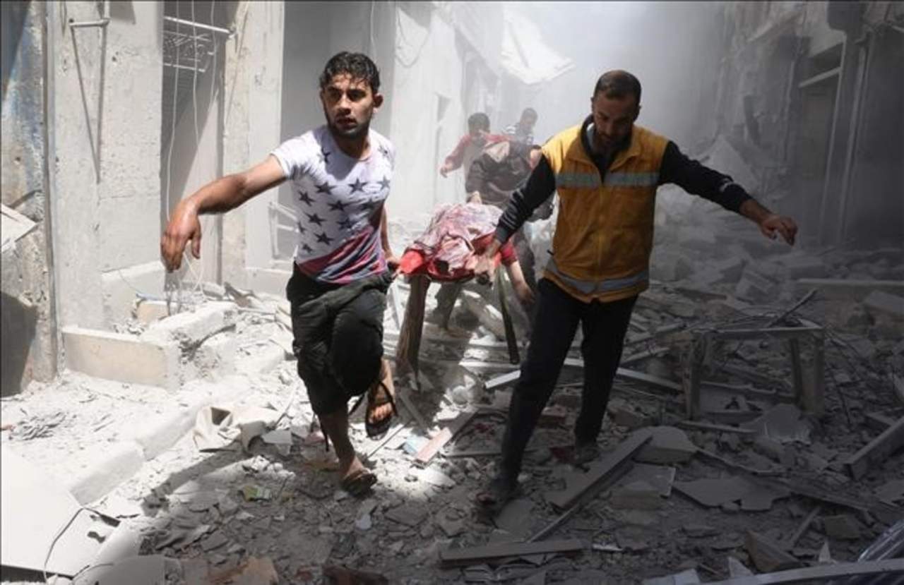 De una manera impactante los rescatistas muestran lo que significa su quehacer y cómo se desarrolla entre bombas en una devastada ciudad en Siria. (ESPECIAL)