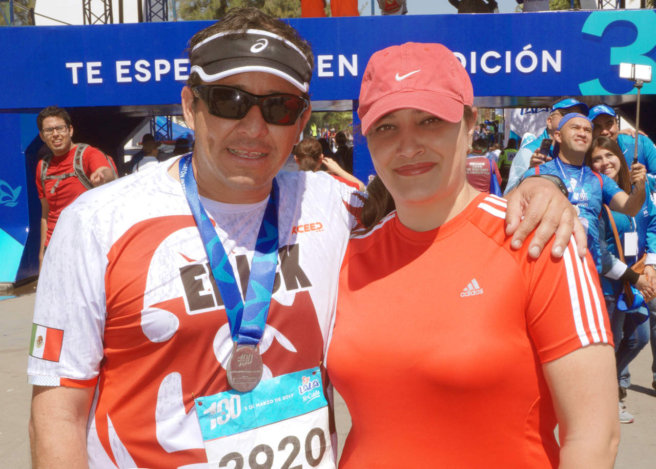 Erick Sotomayor, en su sexto Maratón Lala, acompañado de su esposa, Marysol Berlanga, quienes celebran sus 7 años de casados en este mes.
