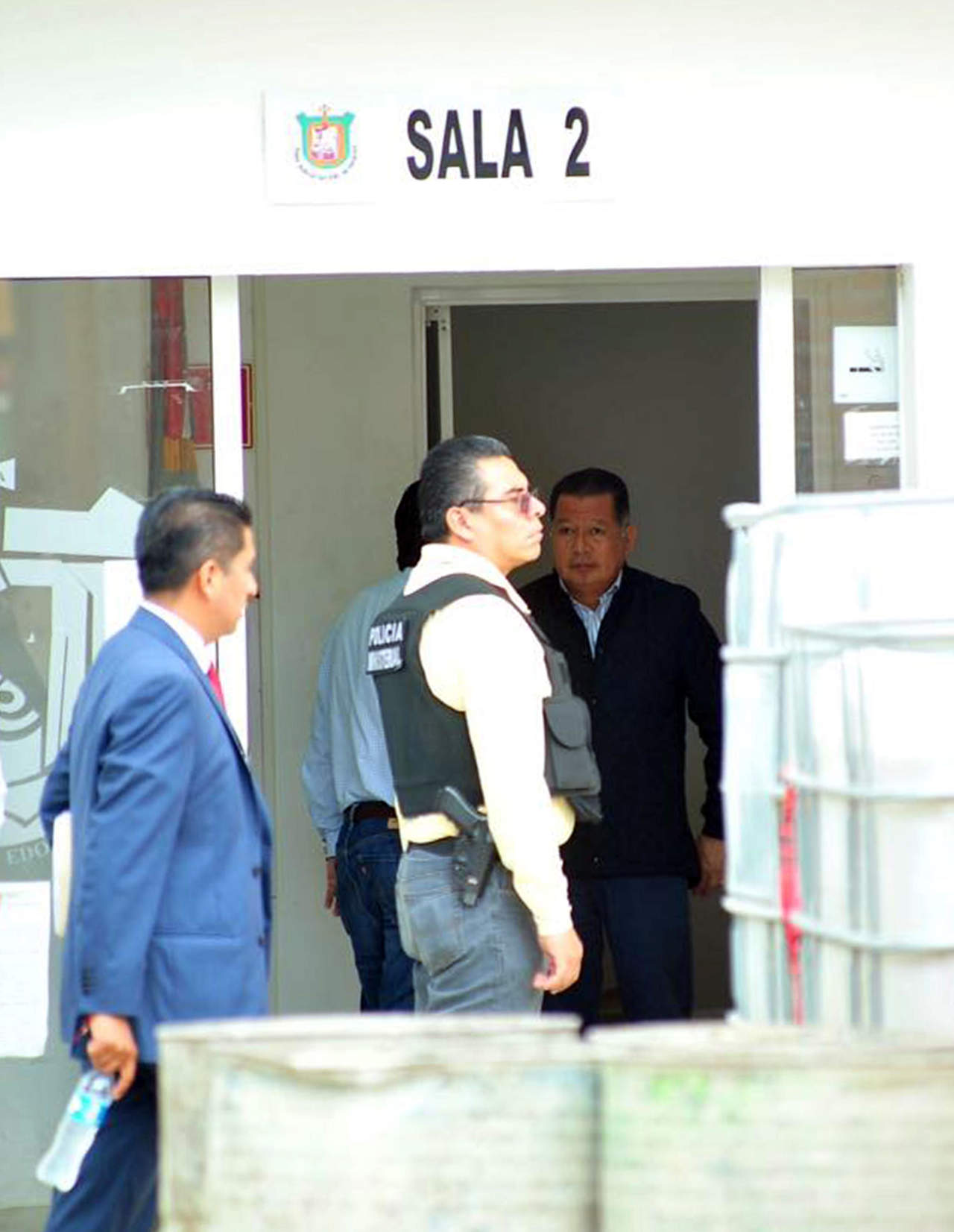 El exmandatario estatal fue puesto a disposición de un Juez de Control quien le dictó como medida cautelar pasar un año en prisión en tanto se lleva su juicio al ser acusado de ayudar a huir al ex gobernador Javier Duarte de Ochoa. (EFE) 