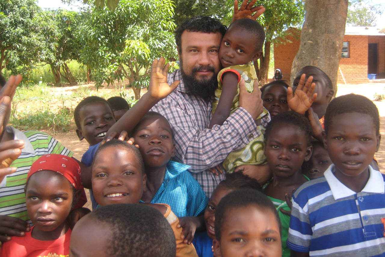 Acciones. Dentro de su misión en África, el padre Aldo brinda atención a los habitantes de Chama. (CORTESÍA