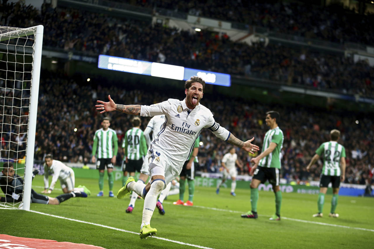 En los últimos minutos, Sergio Ramos anotó de cabeza el gol del triunfo para el Real Madrid, en un tiro de esquina que cobró el alemán Toni Kroos. (AP)
