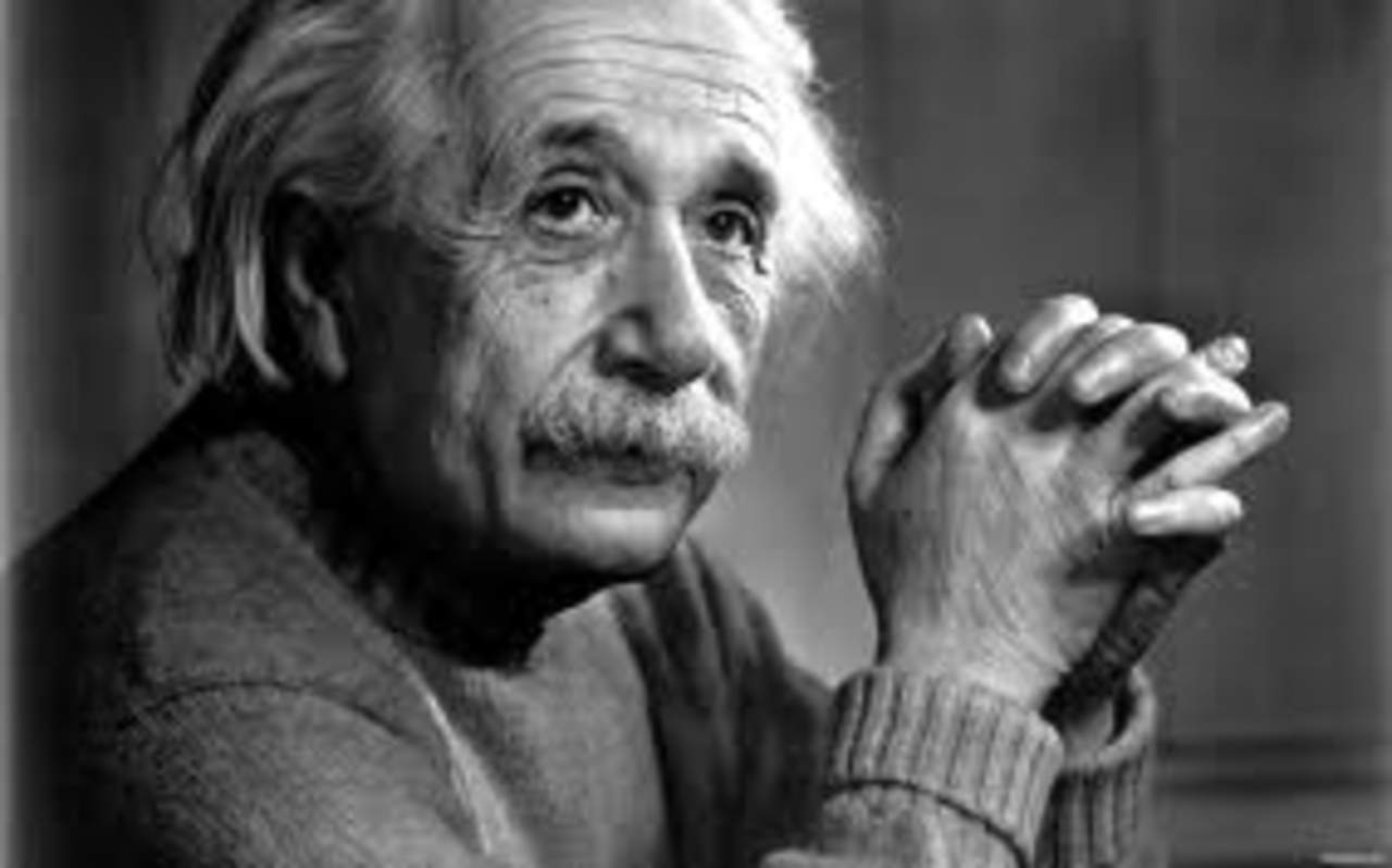 Einstein concentró sus estudios en hallar una relación matemática entre el electromagnetismo y la atracción gravitatoria, en lo que avanzó con el que para él debía ser el último objeto de la física. (ESPECIAL)