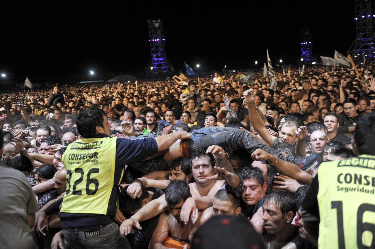 El recinto estaba habilitado para unas 200,000 personas, pero los medios argentinos hablan de que habría más de 300,000. (AP)

