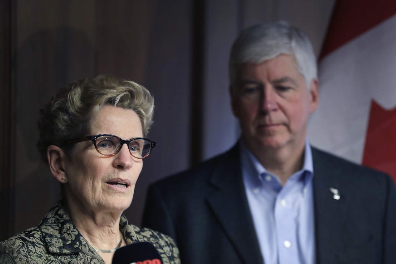 La gobernadora de la provincia de Ontario, Kathleen Wynne, se reunió este lunes en Detroit con su colega del vecino estado de Michigan, Rick Snyder, con quien emitió una declaración conjunta. (AP)