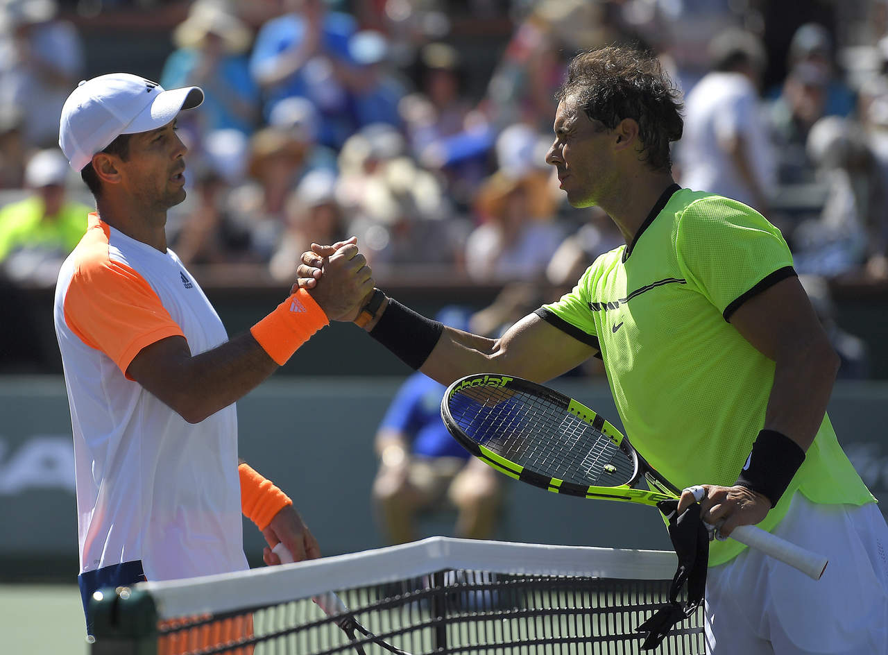 Rafael Nadal (d) venció 6-3, 7-5 a Fernando Verdasco en la tercera ronda del BNP Paribas Open. (AP)