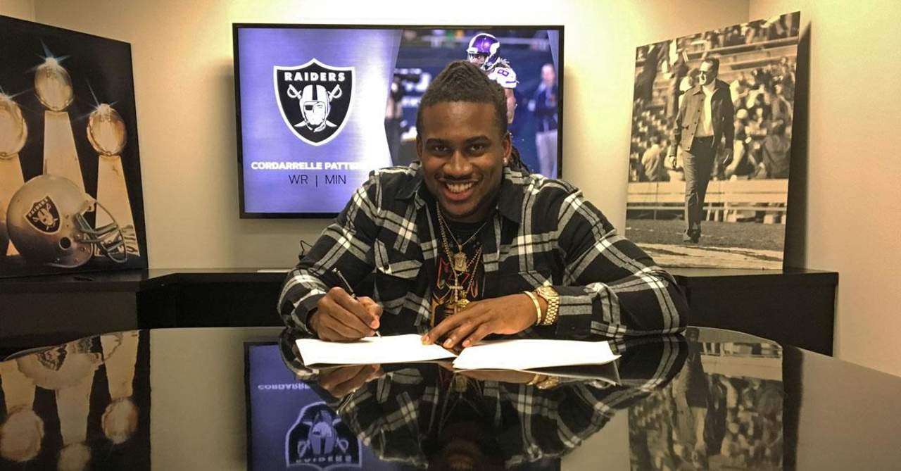 Cordarrelle Patterson firmó su contrato con los Raiders de Oakland. (Cortesía Raiders)