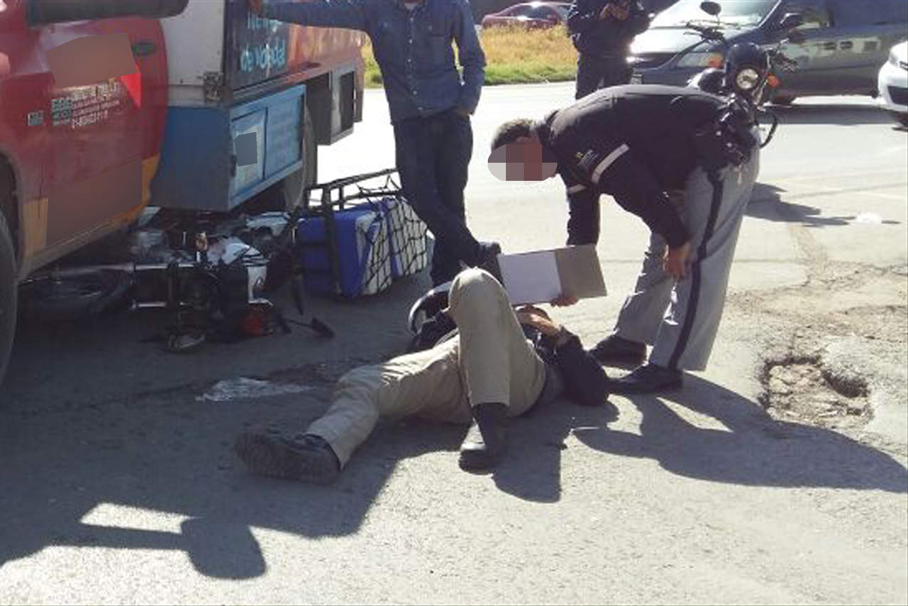 Choca motociclista contra camión repartidor