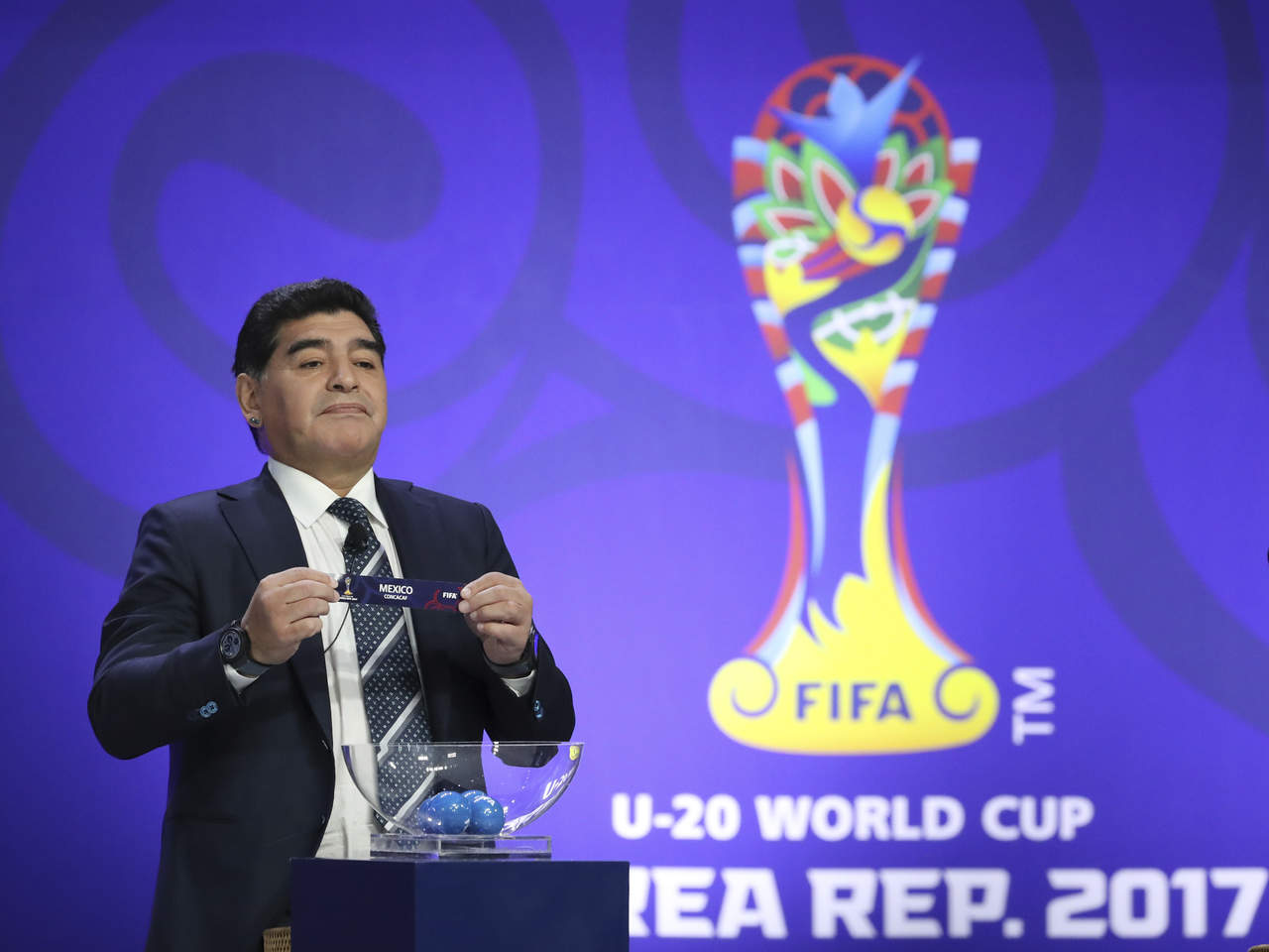 Diego Maradona fue el encargado de realizar el sorteo. (EFE)