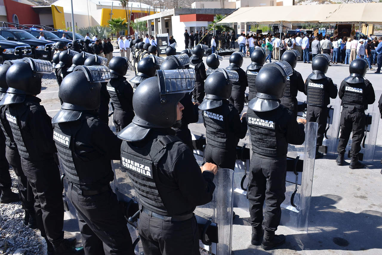 Moreira entregó equipo a las corporaciones policiacas estatales. (FERNANDO COMPEÁN)